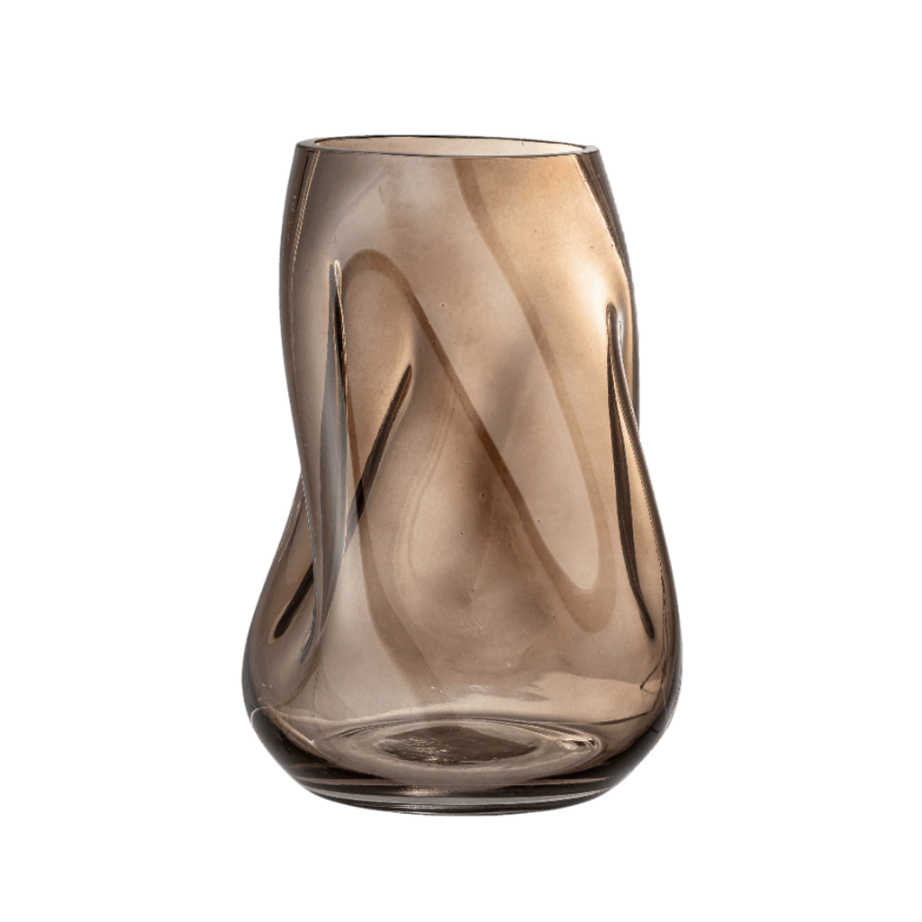 Bijzondere en elegante vaas van dik bruin gekleurd glas in een gedraaide vorm