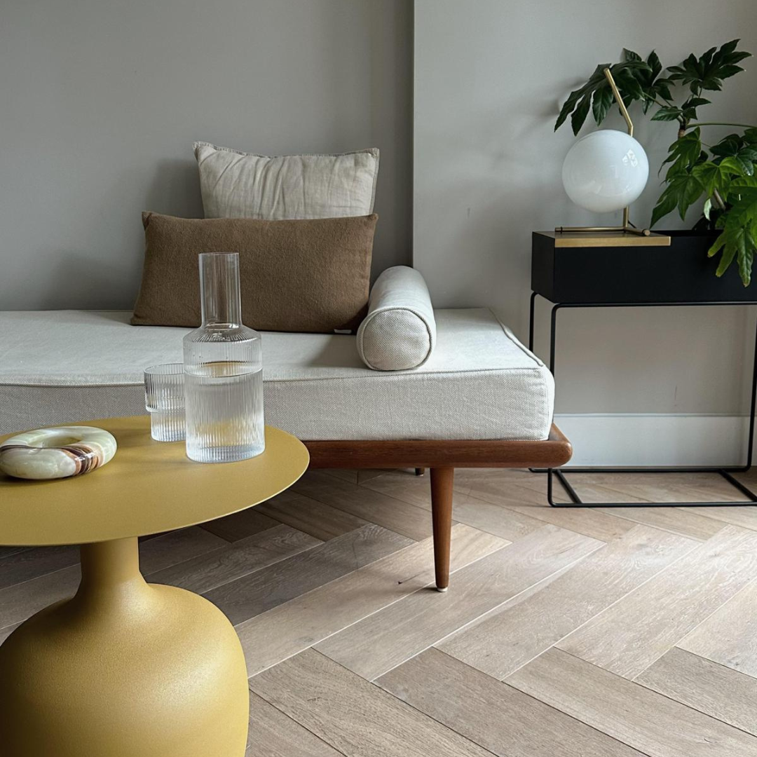 Scandinavisch interieur met de ronde Ayah bijzettafel als blikvanger