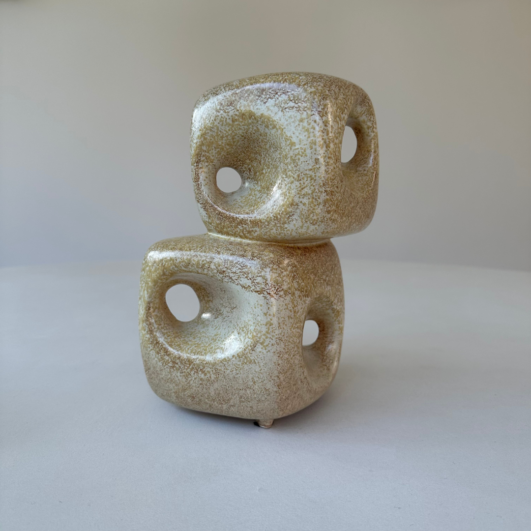 Bertoncello vaas met dubbele kubusvorm en warme beige glazuur.