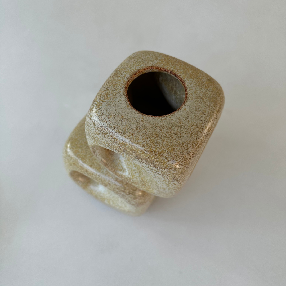Topaanzicht van de Bertoncello vaas met zicht op de opening en structuur.​