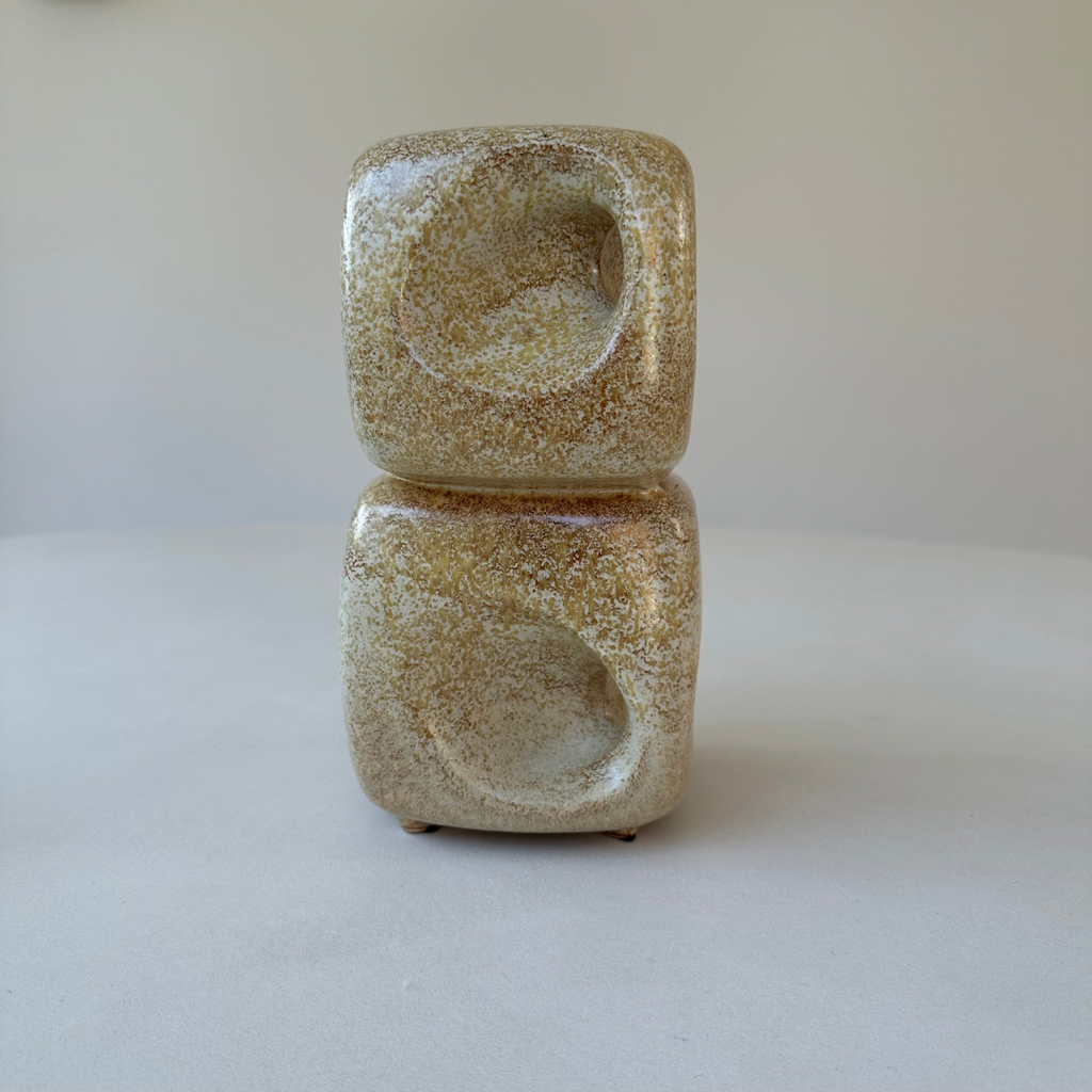 Italiaanse mid-century vaas met dubbele kubusvorm en warme beige glazuur.