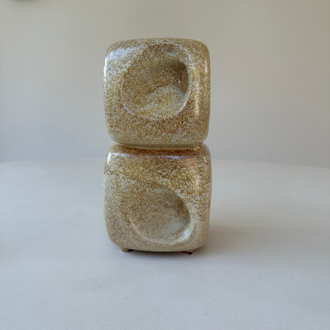 Italiaanse mid-century vaas met dubbele kubusvorm en warme beige glazuur.