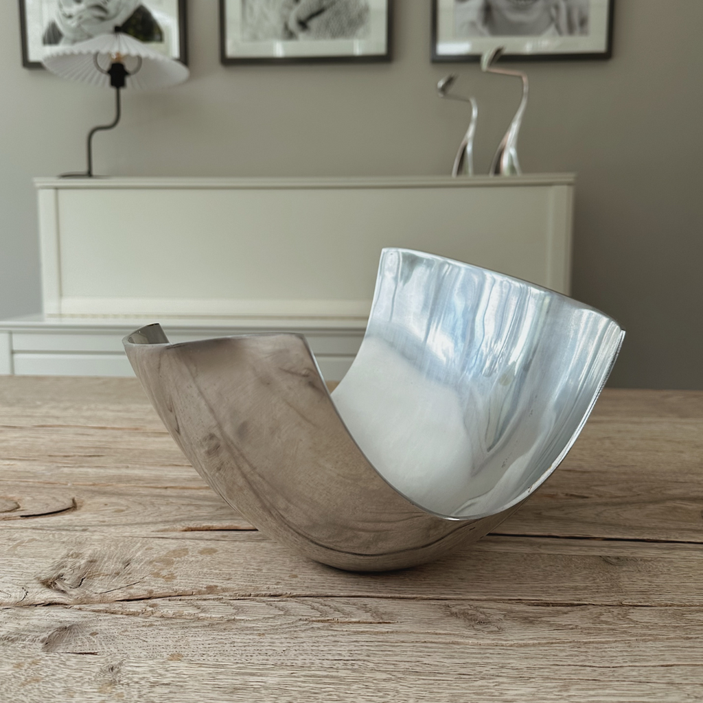 Stijlvolle vintage aluminium metalen schaal als tafeldecoratie op een houten tafel