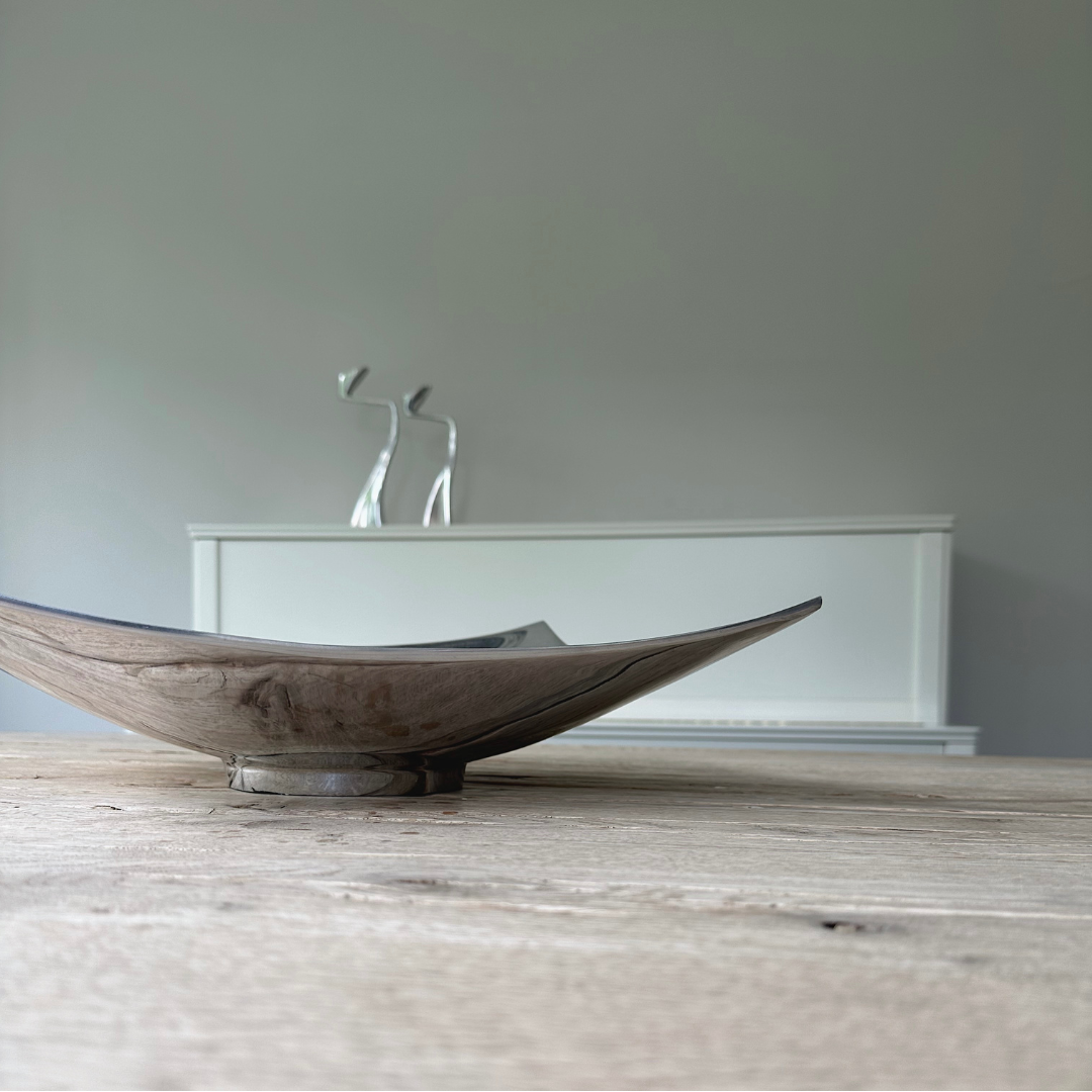 Vintage design centerpiece van aluminium als moderne blikvanger op een houten tafel

