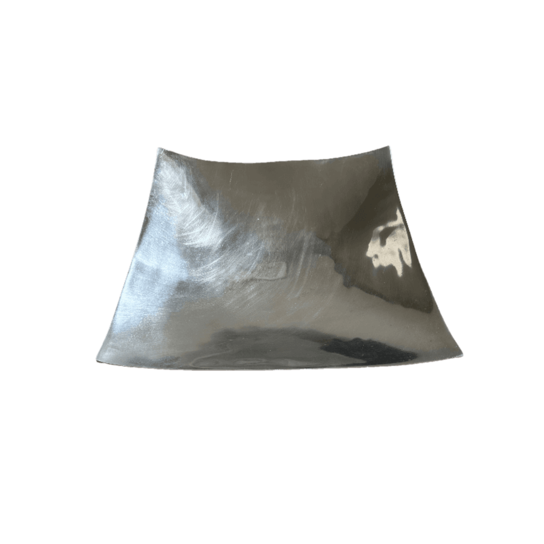 Glanzende decoratieve schaal van aluminium in sculpturale vorm