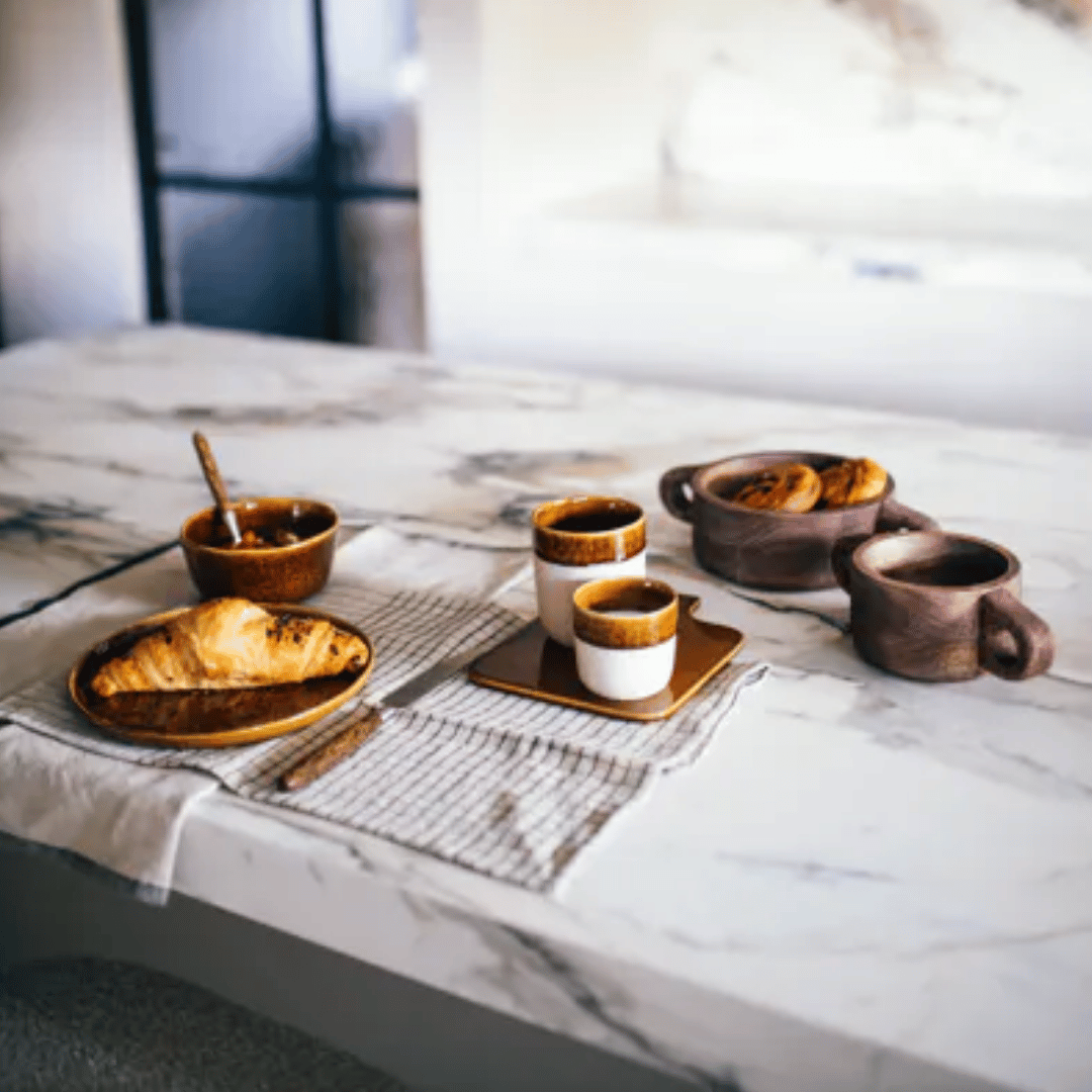 Ontbijttafel met de Spiro espressokop, Spiro koffiekop en twee Chanelle mangohouten kommen, allemaal van Pomax