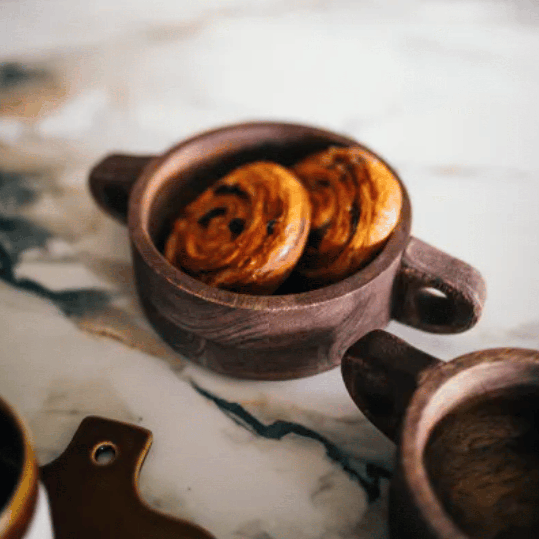 Houten kom met handgrepen van mangohout met 2 koffiebroodjes