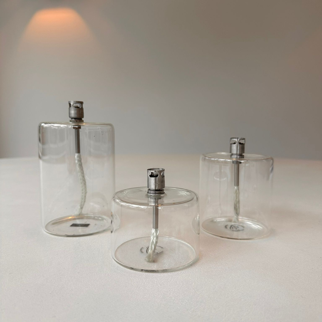 Close up van de cilinder vormige transparant glazen olielampen van Peri Living