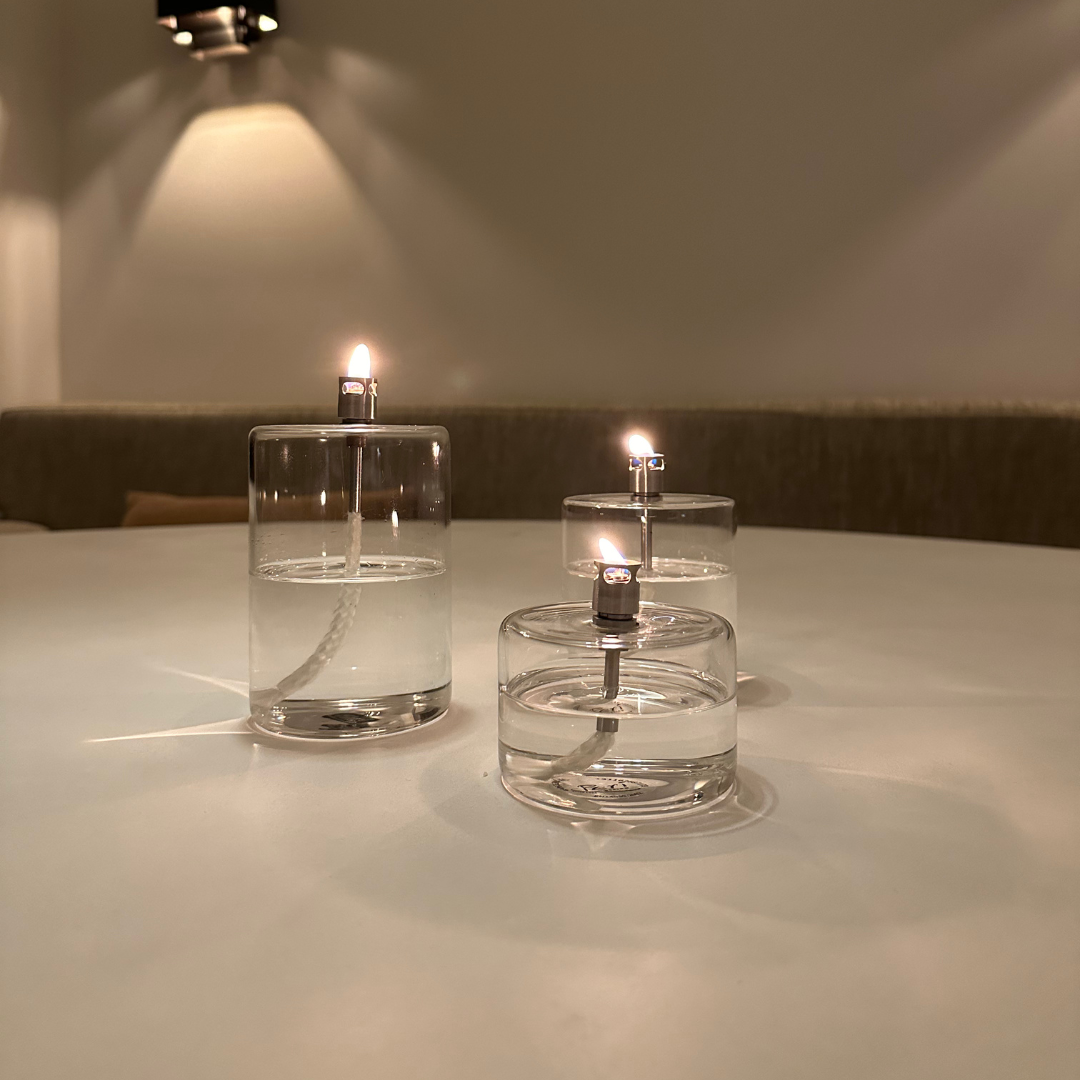 Cil Olielamp - elegante  set van 3 cilinder vormige transparant glazen olielampen van Peri Living met brandende vlam