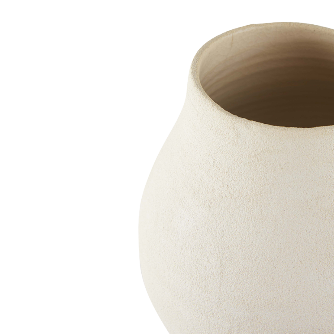 Detailopname van de opening en de rand van de Cleo vaas