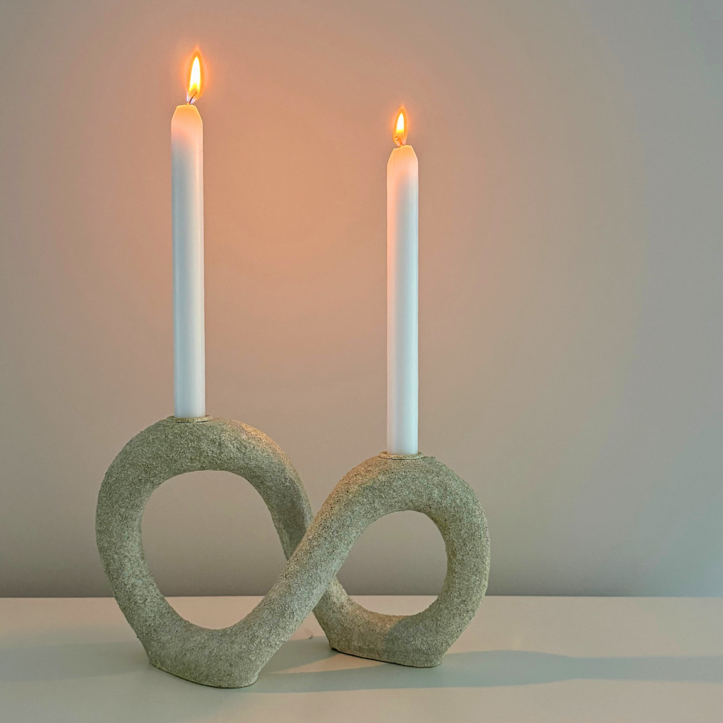 Dacian kandelaar gemaakt van polyresin, geschikt voor moderne woondecoratie