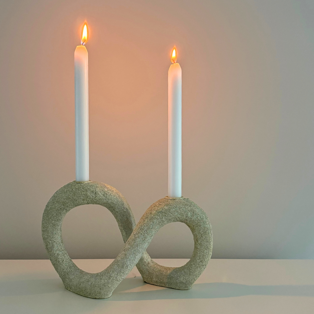 Dacian kandelaar gemaakt van polyresin, geschikt voor moderne woondecoratie