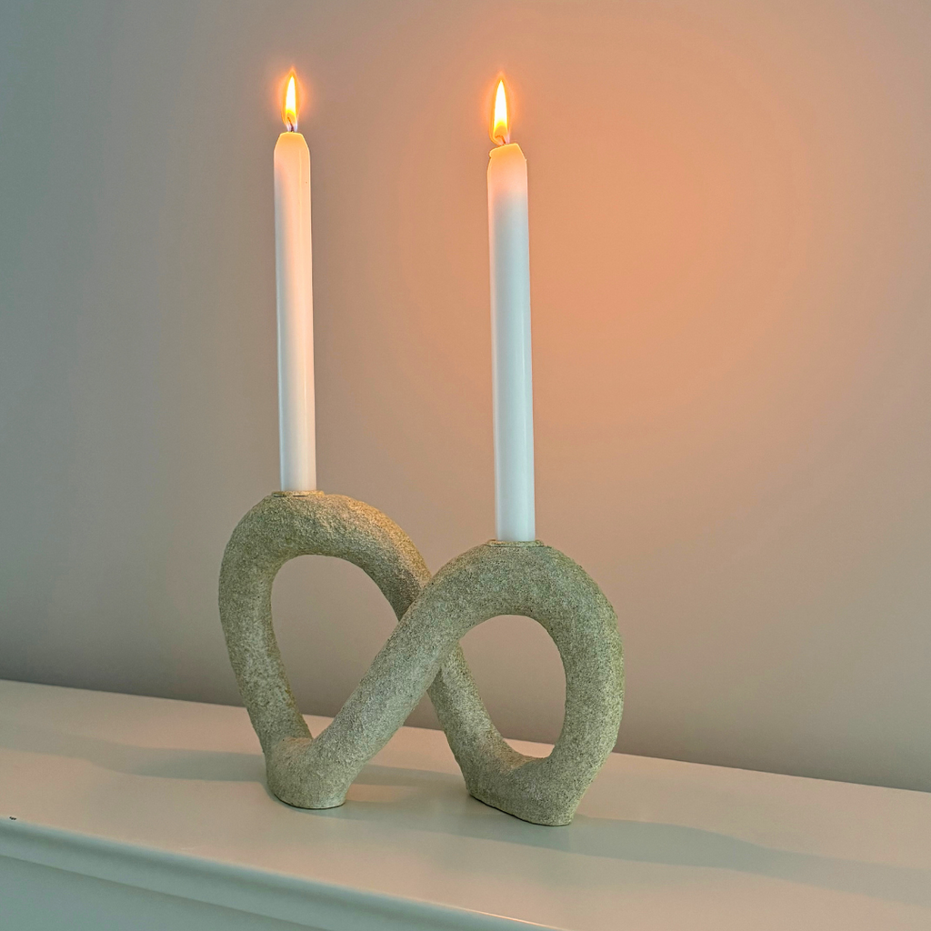 Dacian kaarshouder van Bloomingville, beige polyresin met gedraaid ontwerp.