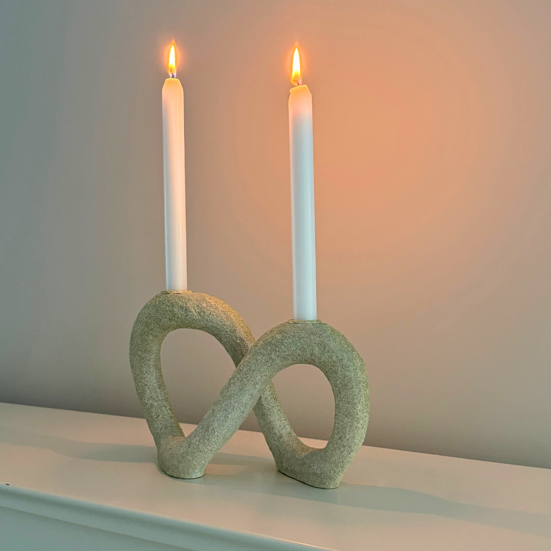 Dacian kaarshouder van Bloomingville, beige polyresin met gedraaid ontwerp.