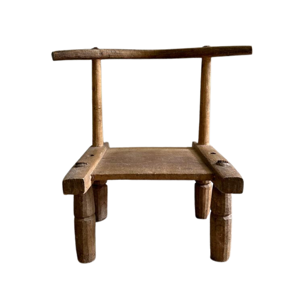 Traditionele Dan stoel met culturele symboliek en strakke lijnen