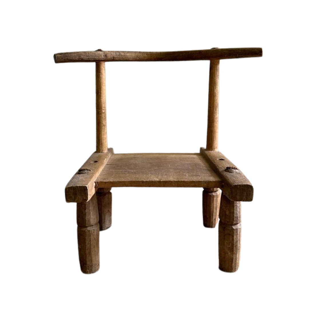 Traditionele Dan stoel met culturele symboliek en strakke lijnen