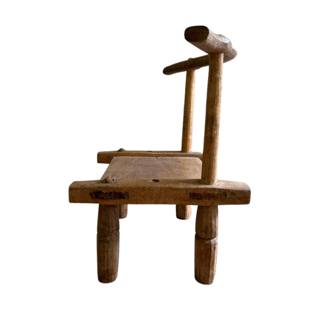 Zijaanzicht van de handgesneden houten Dan stoel uit Ivoorkust