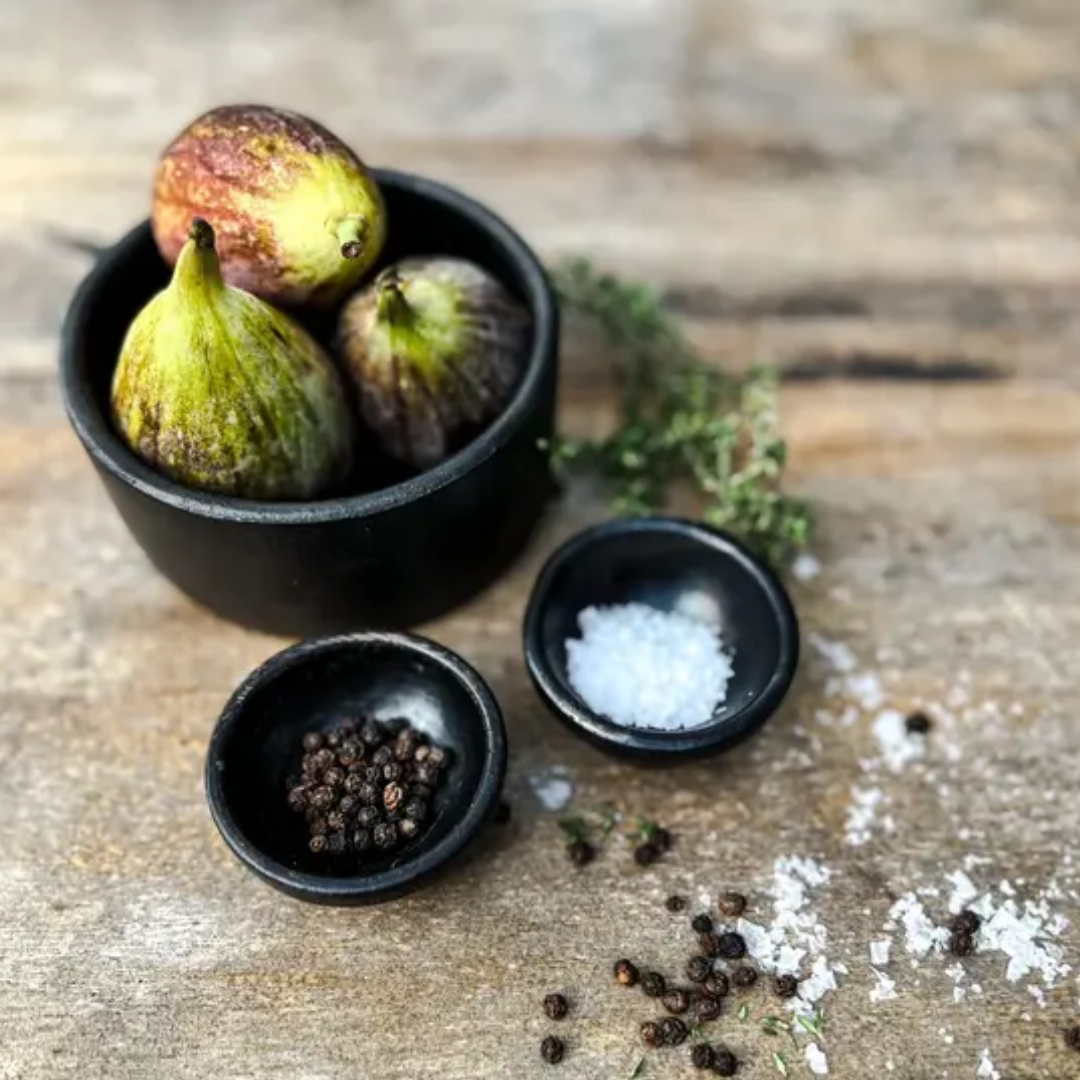 Kleine zwarte Burned Cilinder kom  gevuld met vijgen en 2 kleine XS Burned kommetjes met peper en zout