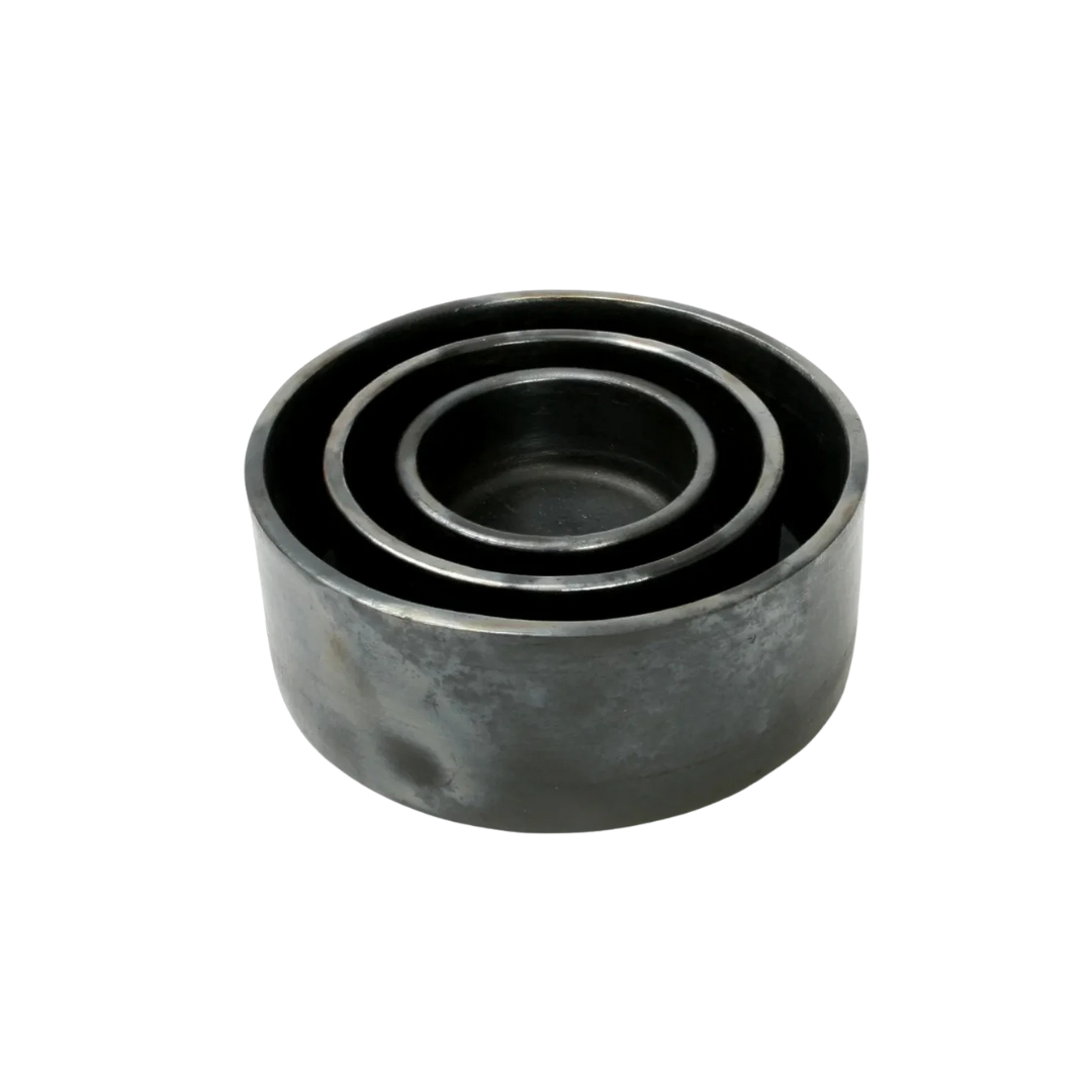 Set van drie zwarte kommen in minimalistische keuken – handgemaakt terracotta servies van Bazar Bizar