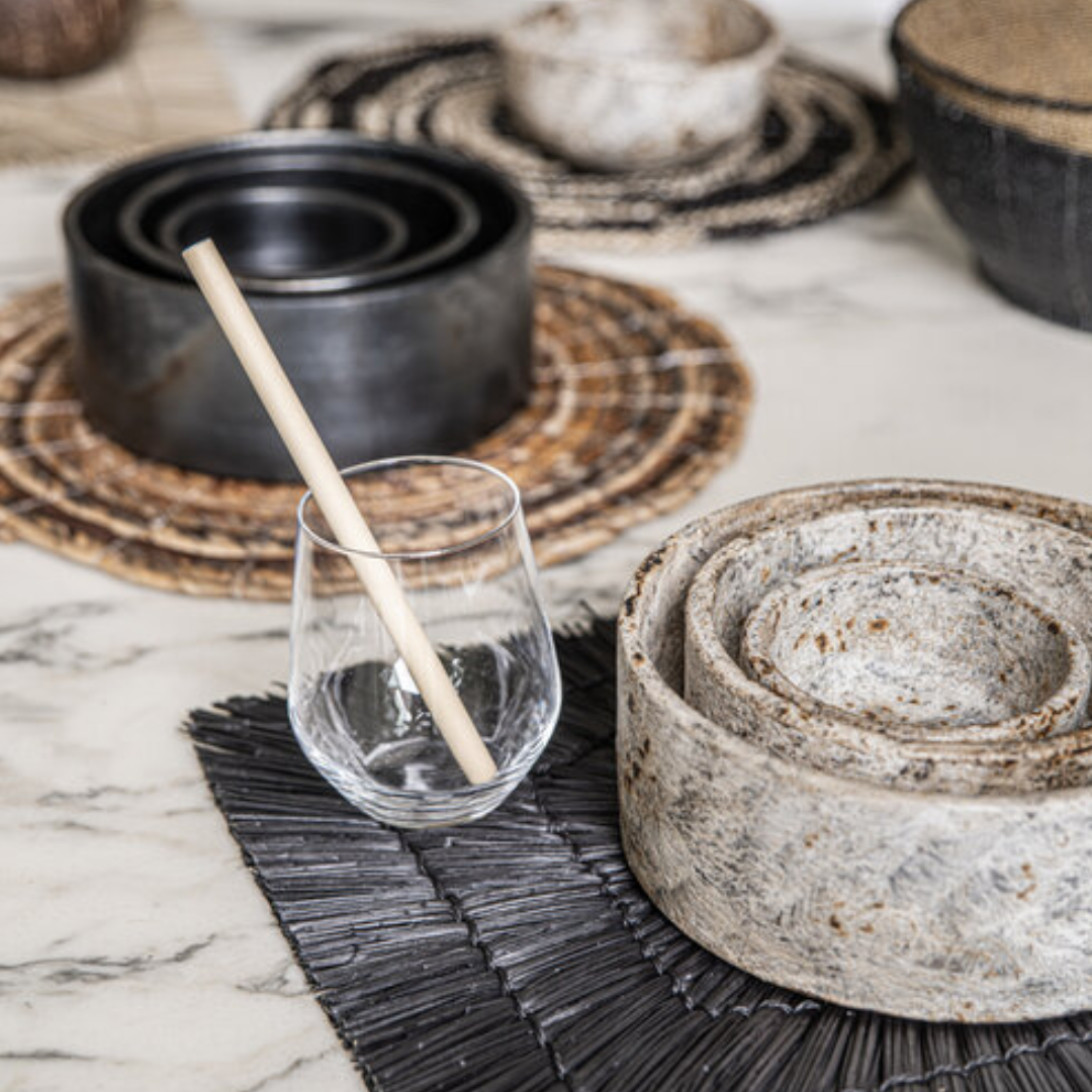 Burned Cilinder Kommen gestyled op een marmeren tafel met placemats en servies van natuurlijke materialen 
