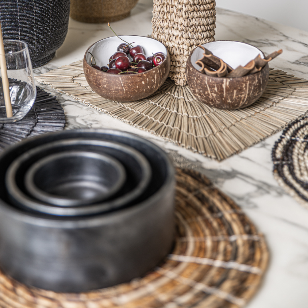 Set van drie zwarte kommen in een natuurlijke aardse tafelsetting – handgemaakt terracotta servies van Bazar Bizar