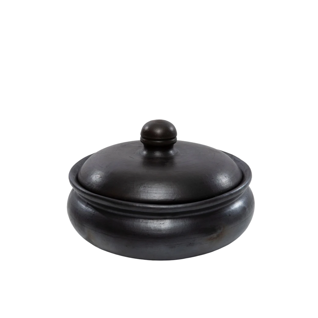De Burned Curry Pot van Bazar Bizar – handgemaakte serveerpot van keramiek in warme burned kleur.