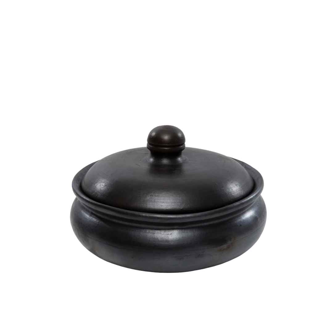 De Burned Curry Pot van Bazar Bizar – handgemaakte serveerpot van keramiek in warme burned kleur.