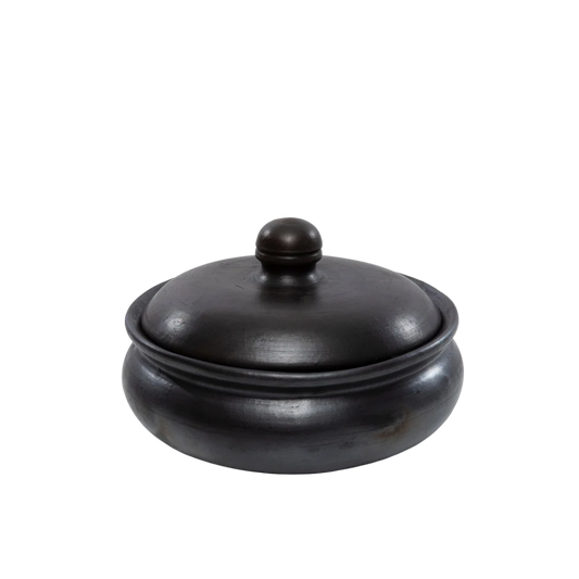 De Burned Curry Pot van Bazar Bizar – handgemaakte serveerpot van keramiek in warme burned kleur.