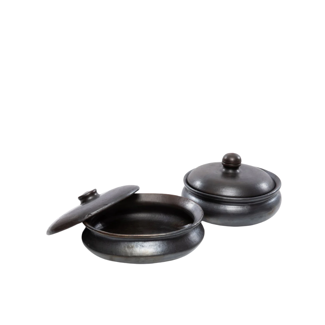 Twee Burned Curry Potten van Bazar Bizar – minimalistisch design met aardetinten en ambachtelijke uitstraling.