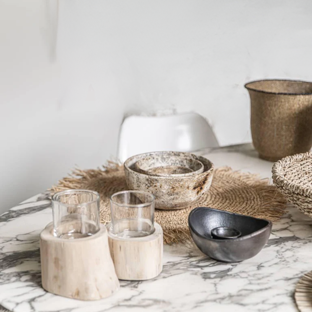 De Gebogen Burned Kom op een marmeren tafel in een boho cique taffelsetting 