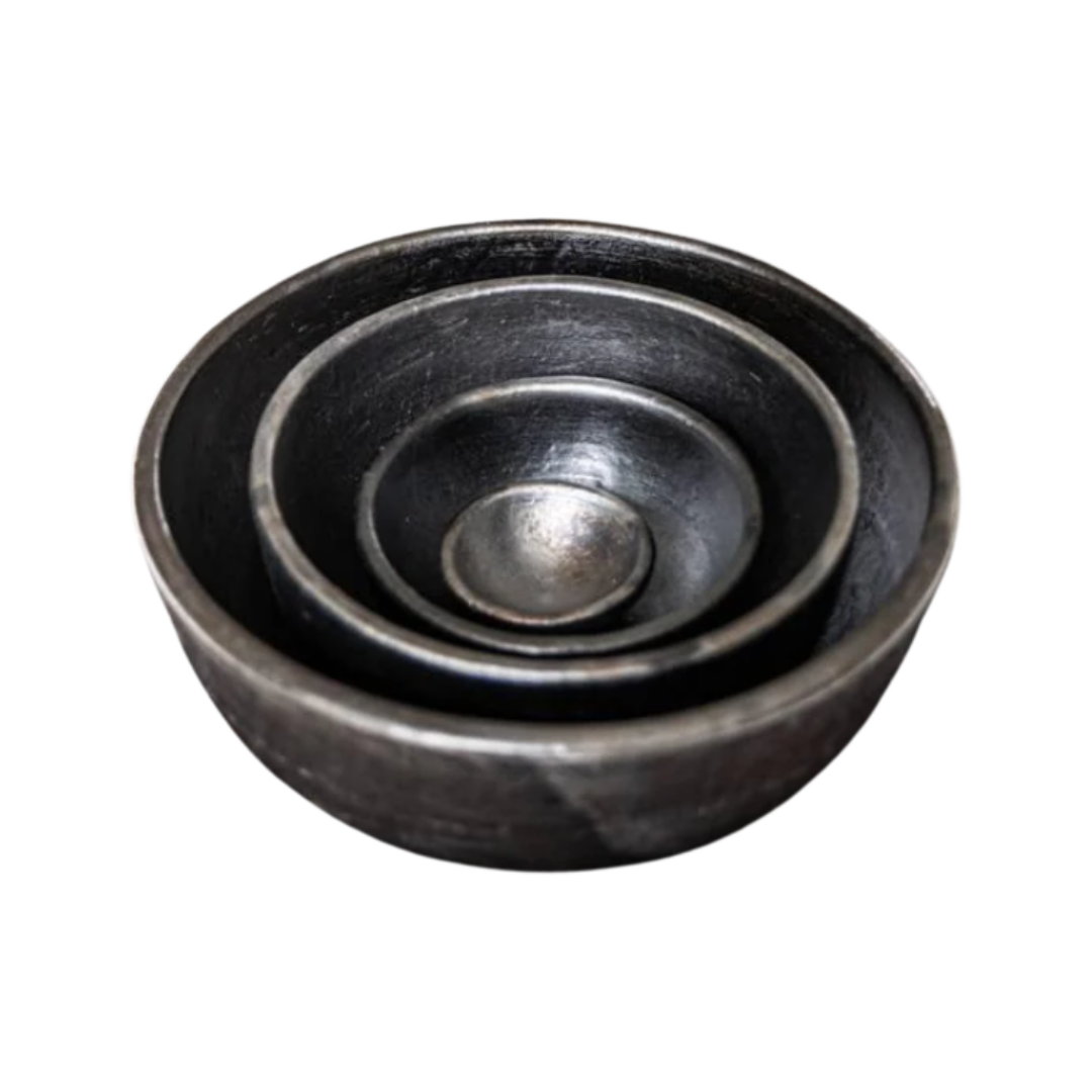 Vier maten Burned Kommen (XS, S, M, L) van Bazar Bizar - handgemaakte terracotta met matzwarte burned finish