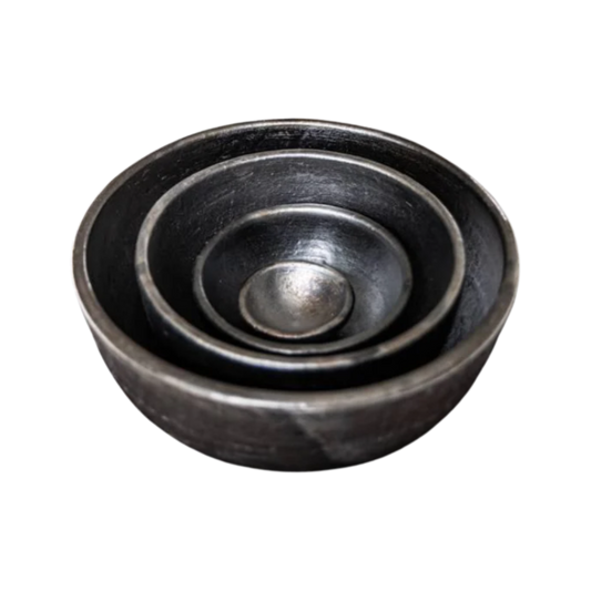 Vier maten Burned Kommen (XS, S, M, L) van Bazar Bizar - handgemaakte terracotta met matzwarte burned finish