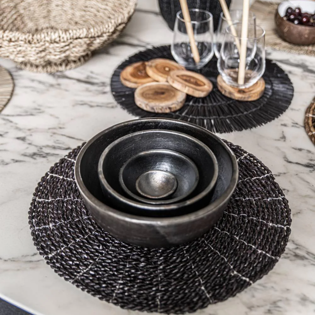 Vier maten Burned Kommen (XS, S, M, L) gestyled samen op marmeren tafel voor boho interieur