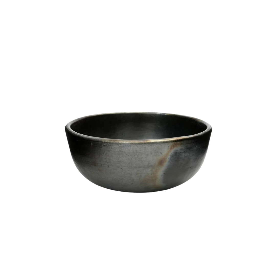 De Burned Kom maat  L – unieke matzwarte terracotta kom met organische vorm