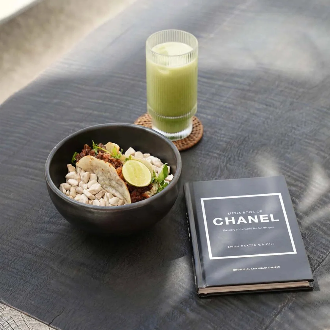 De Burned kom met een snack gepresenteerd met een glas drinken en een boek van Chanel