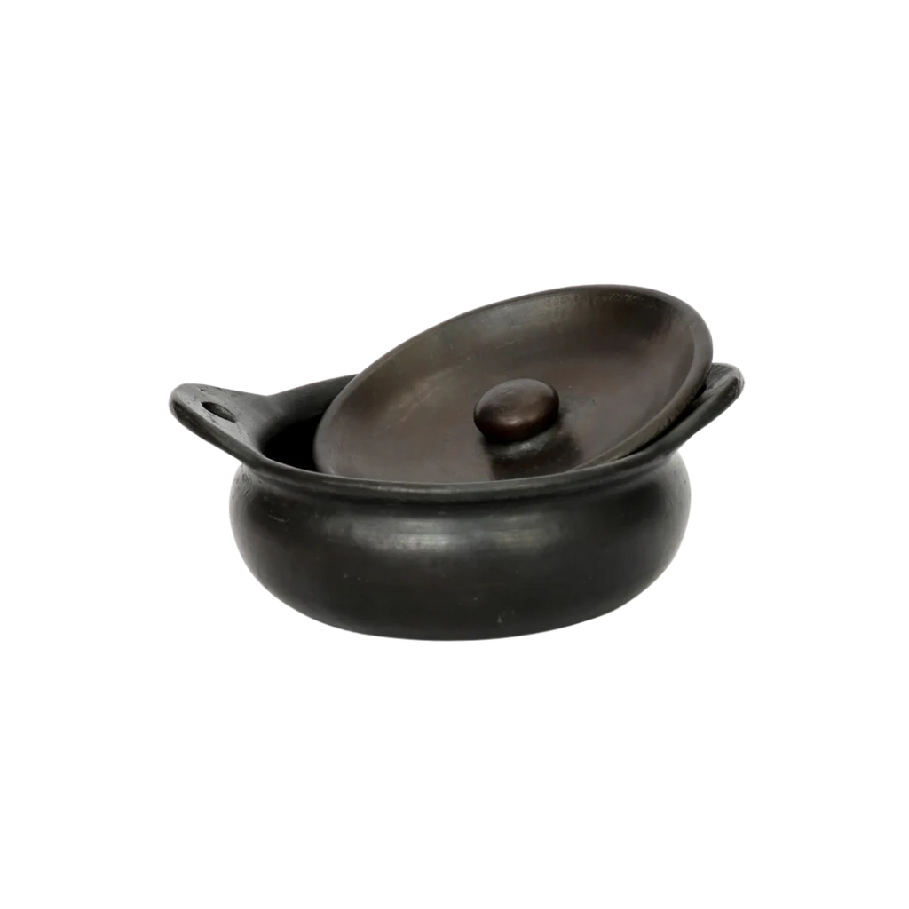 De Burned Pot met deksel in Japandi stijl – minimalistisch gebrand terracotta met subtiele kleurvariaties.