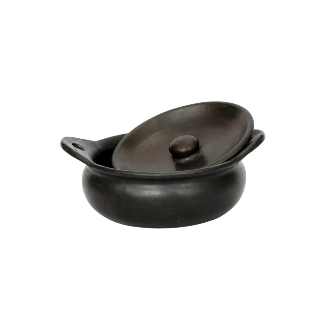 De Burned Pot met deksel in Japandi stijl – minimalistisch gebrand terracotta met subtiele kleurvariaties.