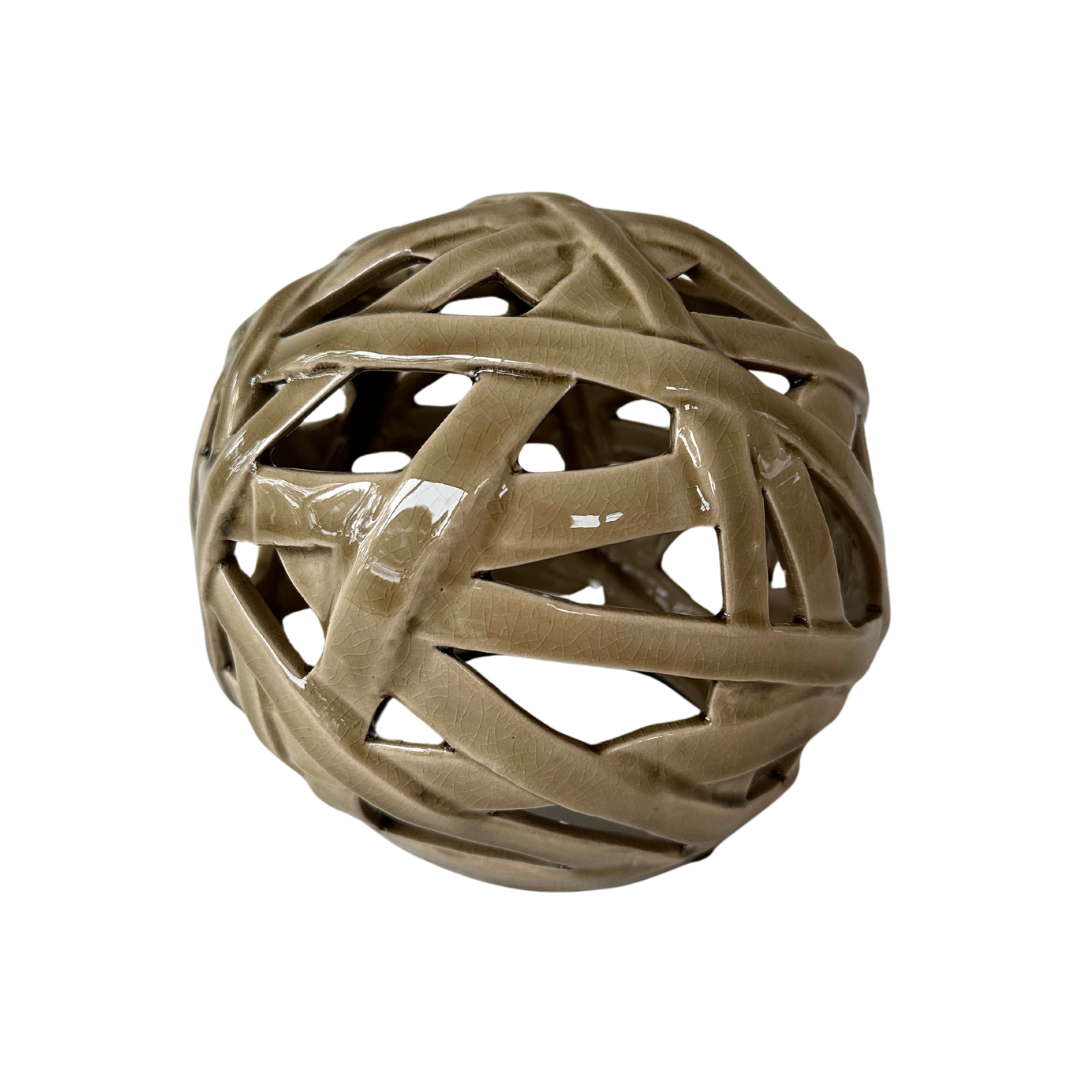 Decoratief object van keramiek in greige tint met organische vorm.