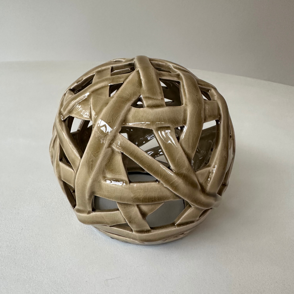 Vintage keramisch sculptuur met glanzende greige afwerking en subtiele textuur.