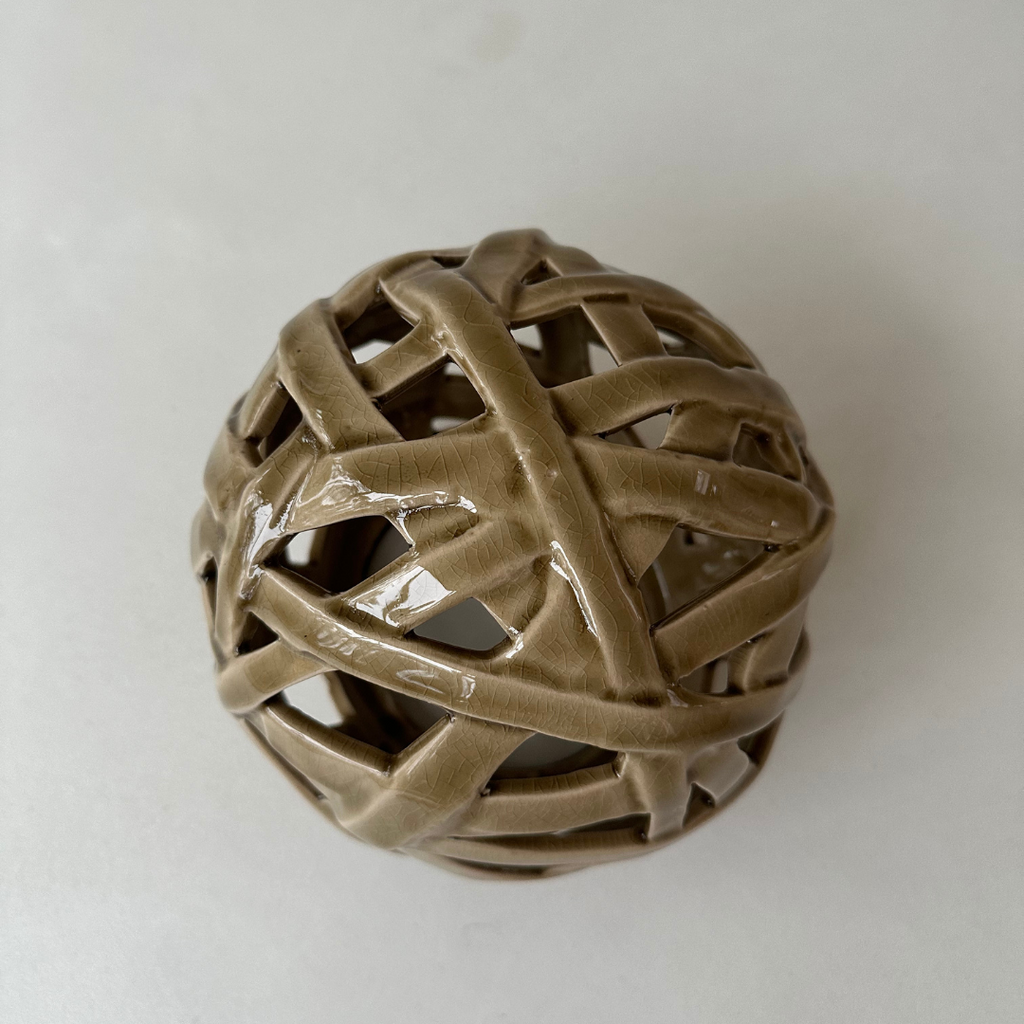 Bovenaanzicht van het vintage keramische object met unieke vormgeving.