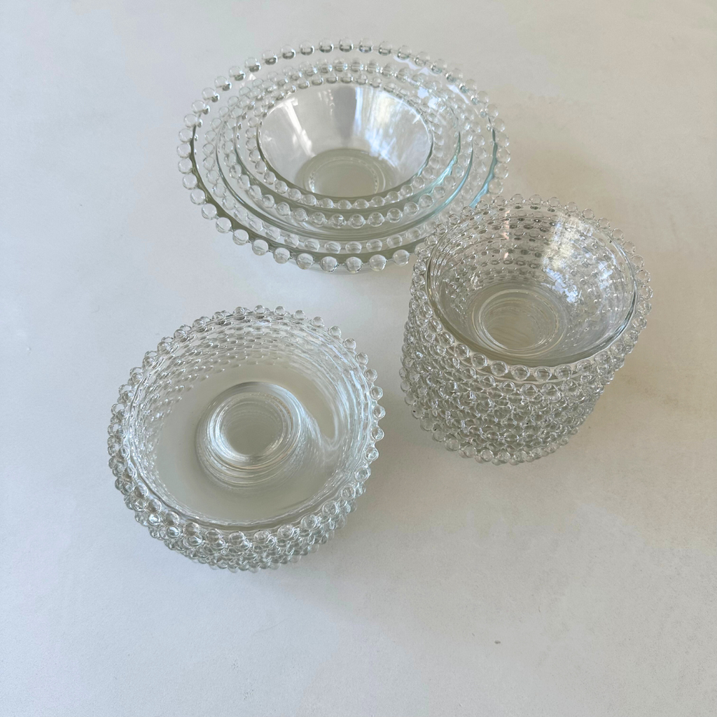 Vintage set van transparant glazen kommetjes, schoteltjes en schalen met parelrand