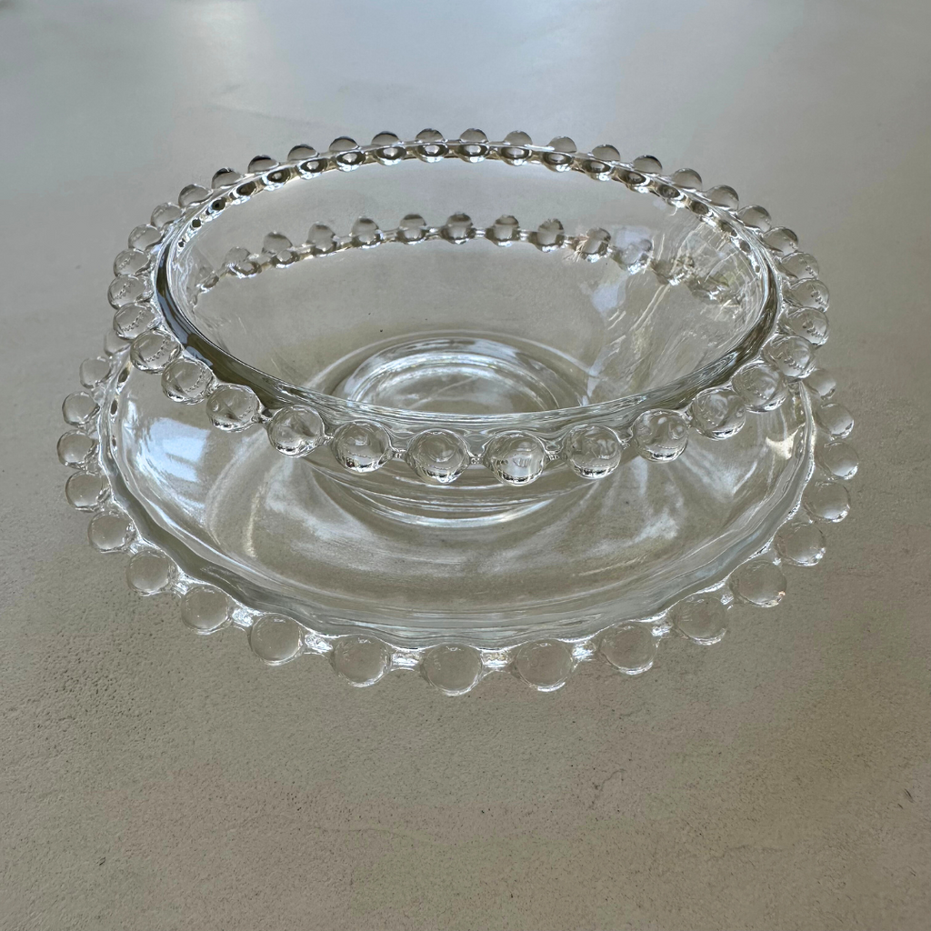 Dessertschaaltje geplaatst op schotel, benadrukkend de transparantie en elegantie