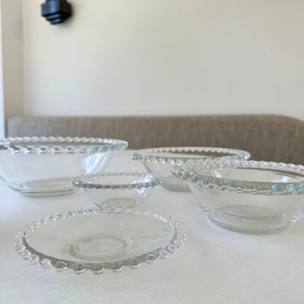 Vintage glazen dessert schaaltje met schoteltje en drie bijpassende schalen met balletjesrand