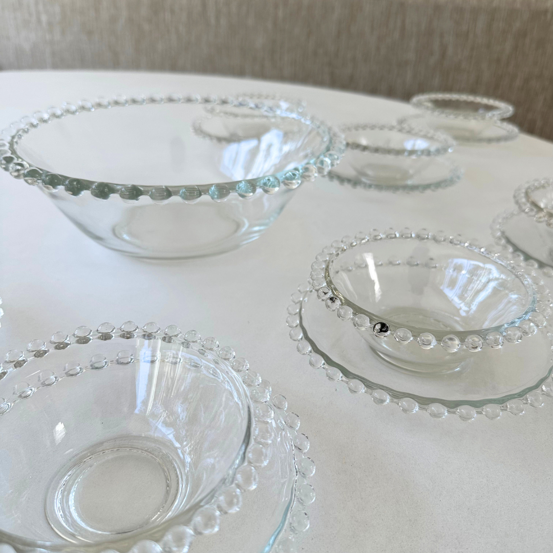 Vintage glazen desertschaaltje met schoteltjes en grote schaal allemaal voorzien van een parelrand