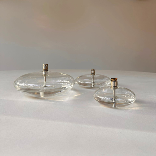 Set van 3 ovaalvormige moderne olielampen van glas in een lichte omgeving met neutrale tinten en  natuurlijk lichtinval 