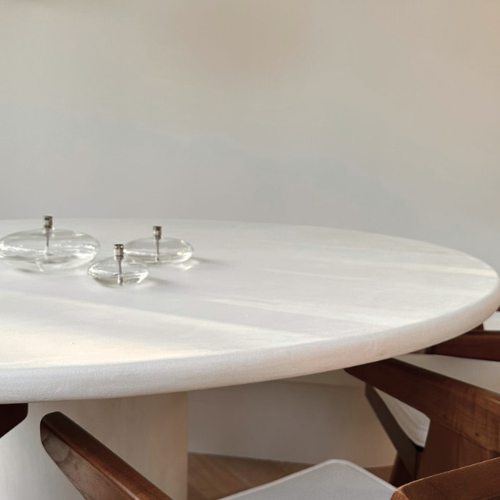 Set van 3 Disc Olielampen van Peri Living  in een minimalistische en tijdloze eethoek