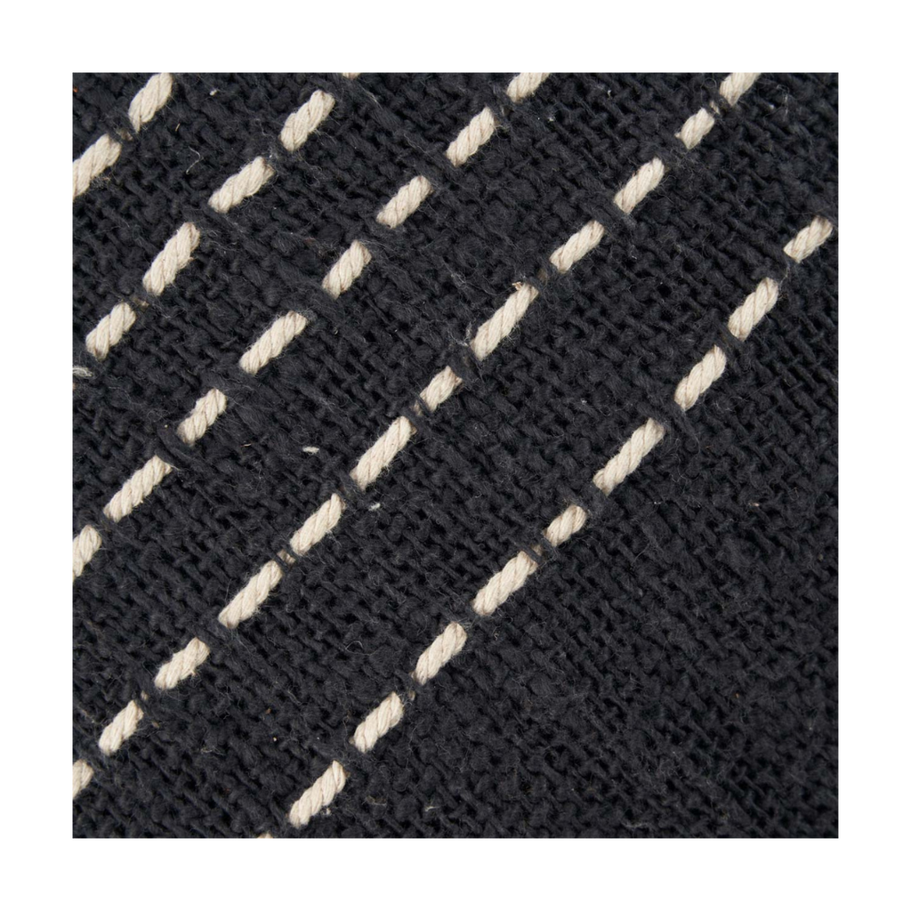 Close-up van de textuur van de Drizle kussenhoes in zwart en wit