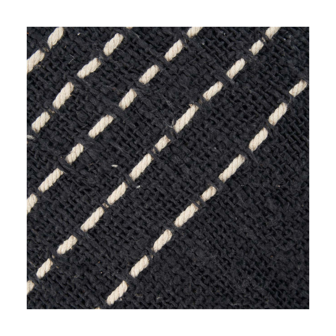 Close-up van de textuur van de Drizle kussenhoes in zwart en wit