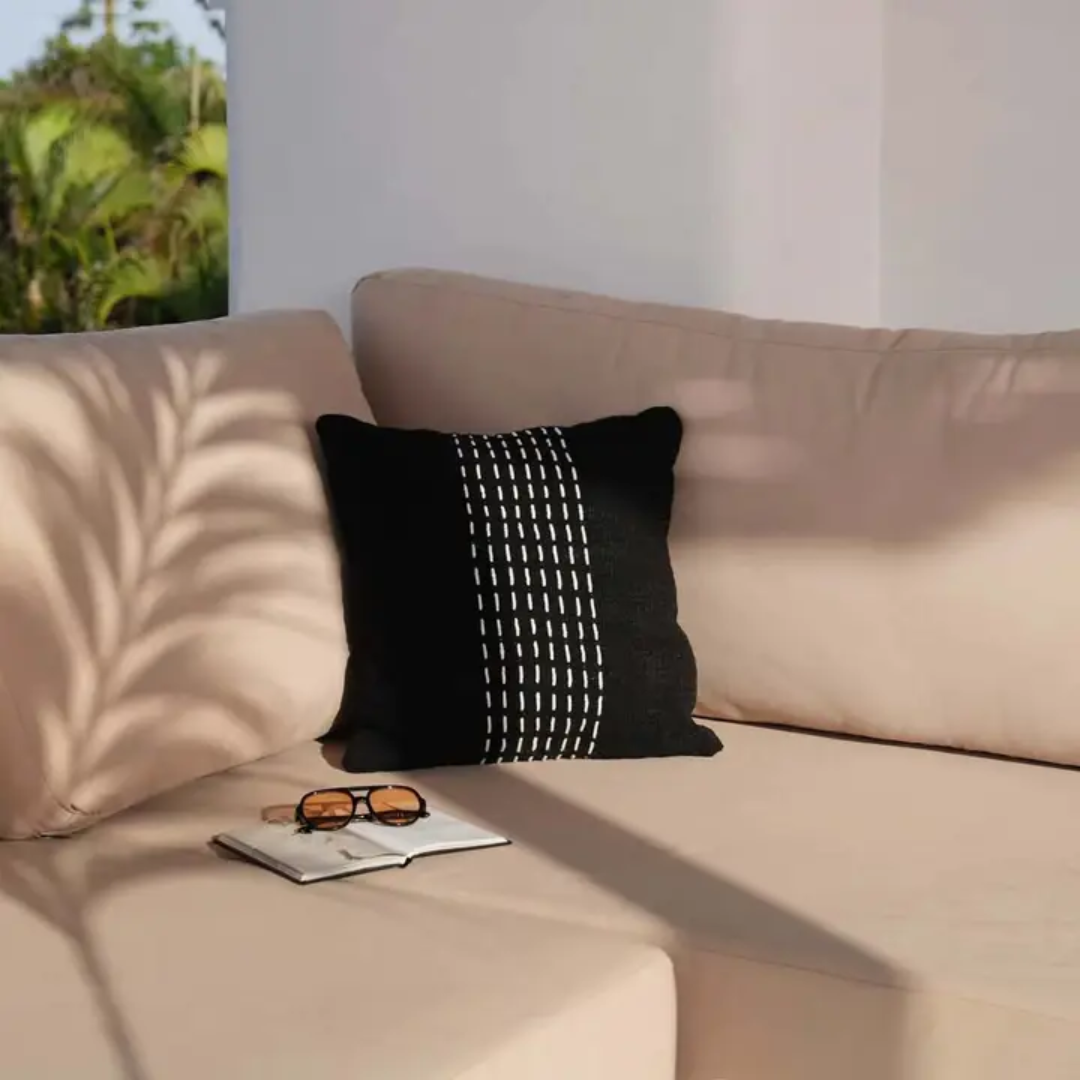 Drizle kussenhoes als decoratief accent op een neutrale bank