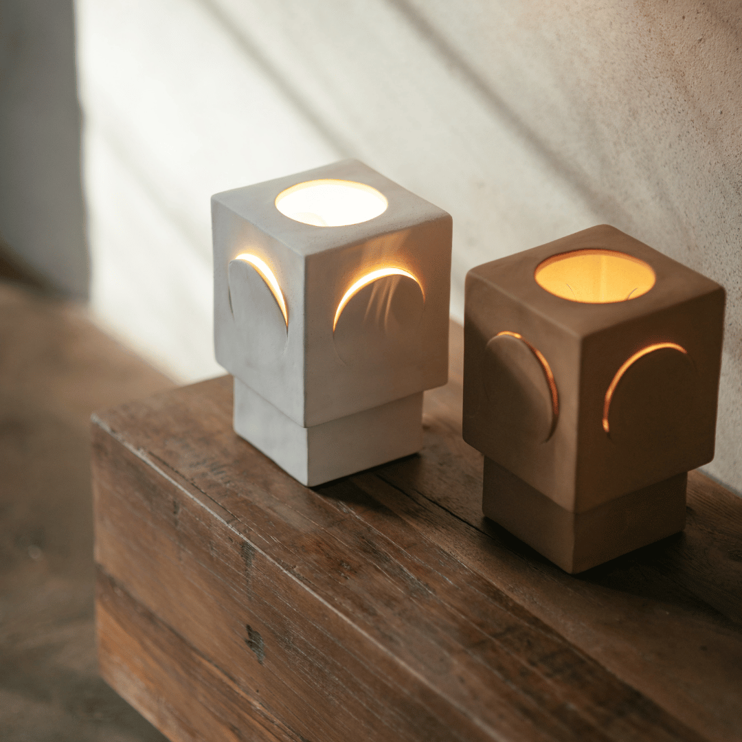 Witte en okerkleurige Eclipse tafellampen met kubistische vorm